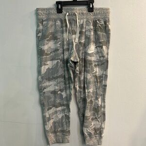 Nike Women’s Organically Grown Cotton/Recycled Polyester Jogger size Medium Camo